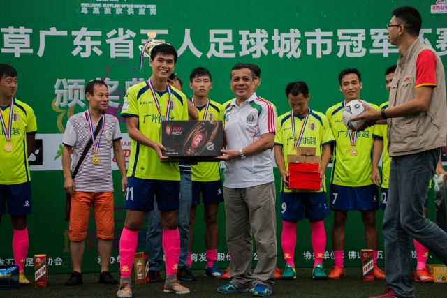 约基奇35+7+7爱德华兹44分 掘金力克森林狼2-2